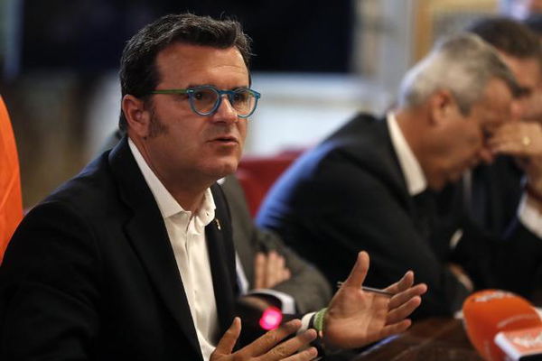 Il ministro Centinaio: «Banfi all’Unesco? Allora nomineremo Bocelli ct della Nazionale»