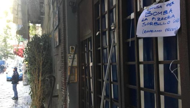 Bomba contro ingresso storica pizzeria Sorbillo a Napoli