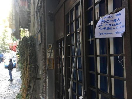 Gino Sorbillo: «La bomba davanti la mia pizzeria è opera della camorra» article-post