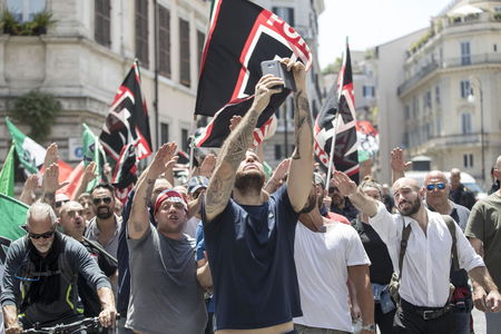 Forza Nuova difende Giuliano Castellino: «Giornalisti de L’Espresso come i maniaci dietro agli alberi» article-post