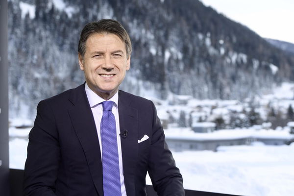 Giuseppe Conte pesca un dato dal cilindro: «Pil 2019 potrebbe crescere dell’1,5%»