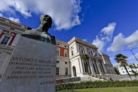 Mette il guinzaglio alla compagna che vuole lasciarlo e rischia di soffocarla article-post