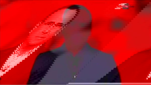 L’Eredità: Carlo Conti commosso ricorda Fabrizio Frizzi al ritorno in studio | VIDEO