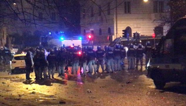 Lazio, scontri tifosi con polizia