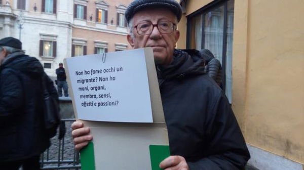 ‘Non siamo pesci’ manifesta a Montecitorio: «I migranti non sono oggetti» | VIDEO