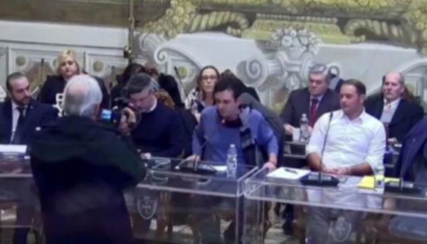 Pisa, consigliere comunale eletto con la Lega resta seduto nel minuto di silenzio per la Shoah