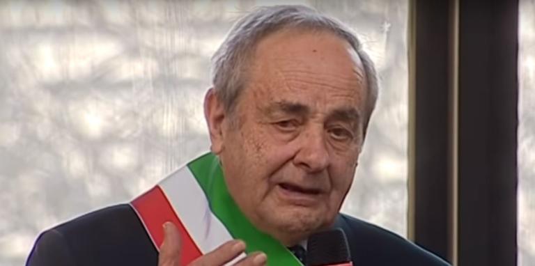 Le lacrime del sindaco durante il discorso di presentazione di Matera 2019 | VIDEO