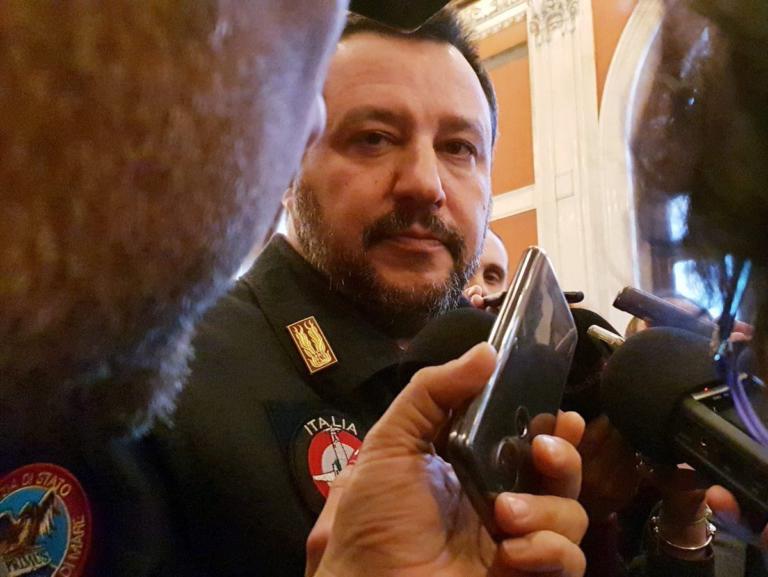 Matteo Salvini è entrato alla Camera con il giubbotto della polizia