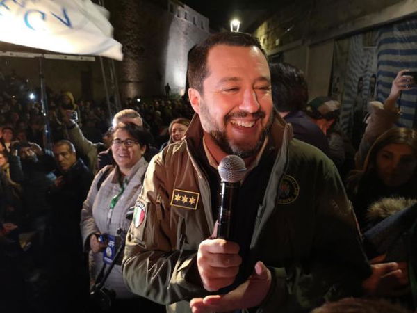 Il comandate dei barracelli di Alghero: «Non abbiamo dato noi la divisa a Salvini»