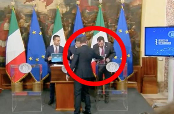 Matteo Salvini rifiuta il cartello del reddito di cittadinanza che gli passa Casalino | VIDEO