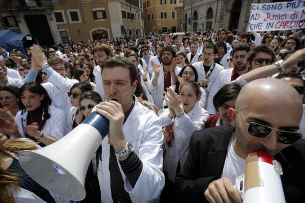La rabbia dei giovani medici contro il governo: «Non bruciateci il futuro»