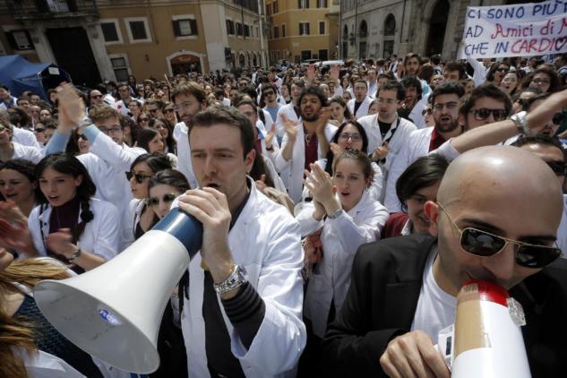 La rabbia dei giovani medici contro il governo: «Non bruciateci il futuro» article-post