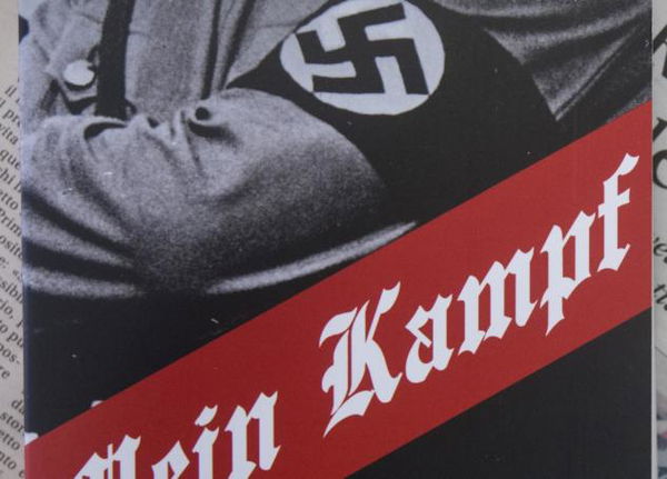 Il consigliere della Lega che non si è alzato nell’omaggio ad Auschwitz: «Il Mein Kampf andrebbe letto nelle scuole»