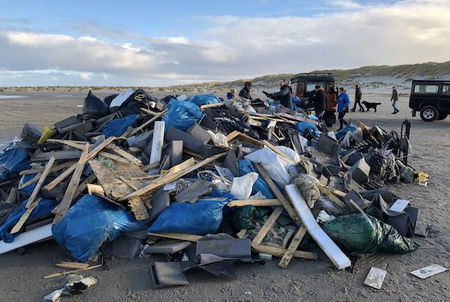 Nave perde il carico nel Mare del Nord: spiagge invase da mobili Ikea | VIDEO article-post