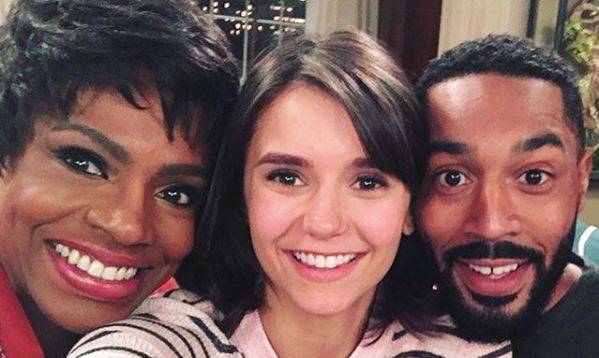 Fam: Nina Dobrev e le prime immagini dal set della nuova serie comedy