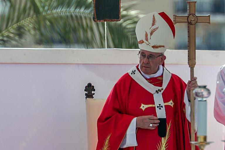 Papa Francesco dà del pazzo a Donald Trump