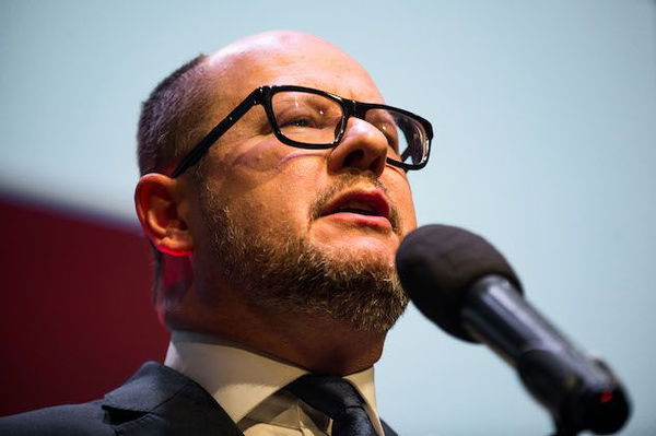 È morto Pawel Adamowicz, il sindaco di Danzica accoltellato durante l’evento di beneficenza