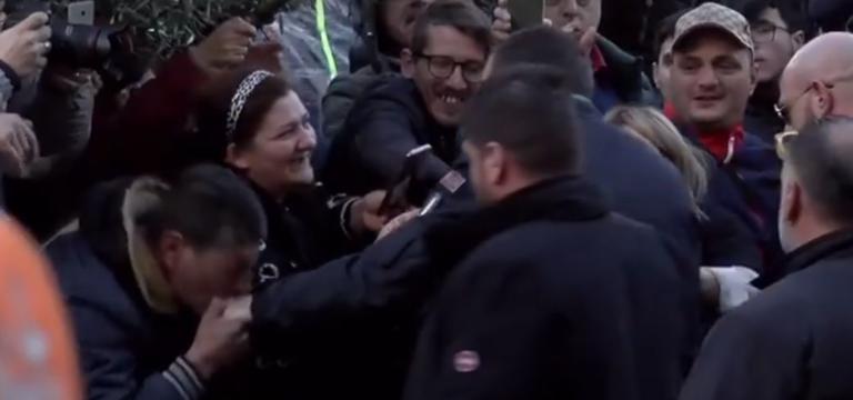 Afragola, il baciamano a Salvini e le grida della folla: «Togli la scorta a Saviano» | VIDEO