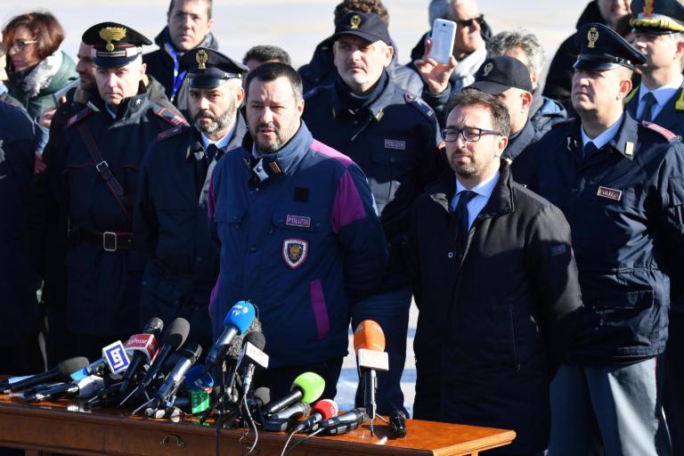 Quando Salvini diceva: «Non bisognerebbe mai esibire un catturato»