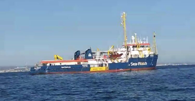 I parlamentari italiani sono saliti a bordo della Sea Watch, nonostante l’opposizione di Salvini