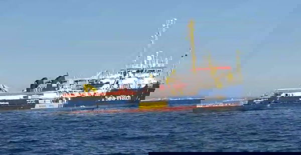 Perché è un crimine che uno yacht salvi vite umane?