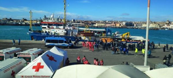 La Sea Watch è arrivata a Catania. Ora comandante de equipaggio saranno interrogati