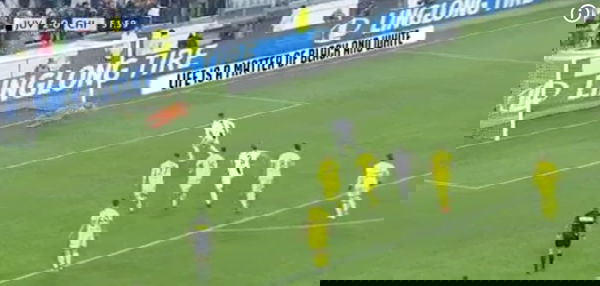 Sorrentino e la favola dei 40 anni: para un rigore a Cristiano Ronaldo | VIDEO