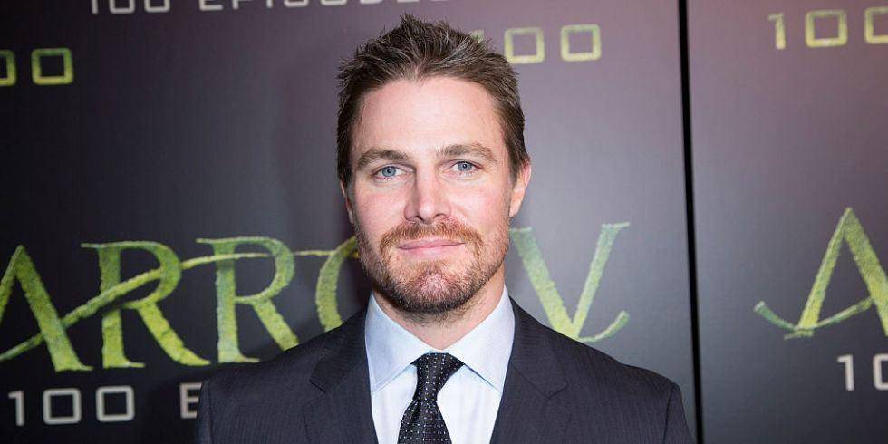 Stephen Amell difende la moglie e si scontra con i ‘fan’ su Instagram article-post