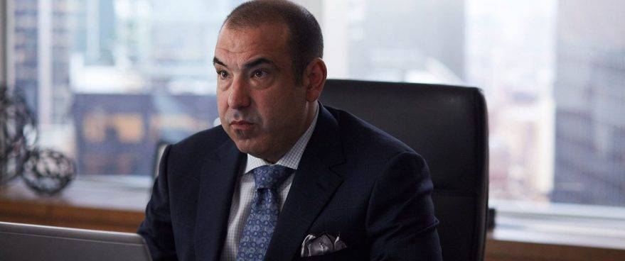 Suits 8: Un nuovo amore per Donna e Louis al comando | FOTO e VIDEO article-post