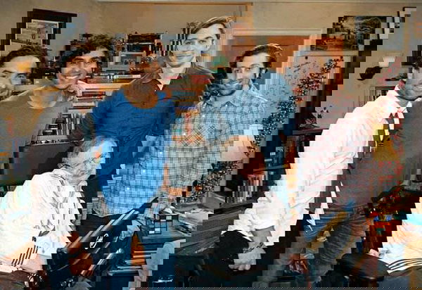 The Big Bang Theory: Il cast saluta e omaggia Stephen Hawking | FOTO