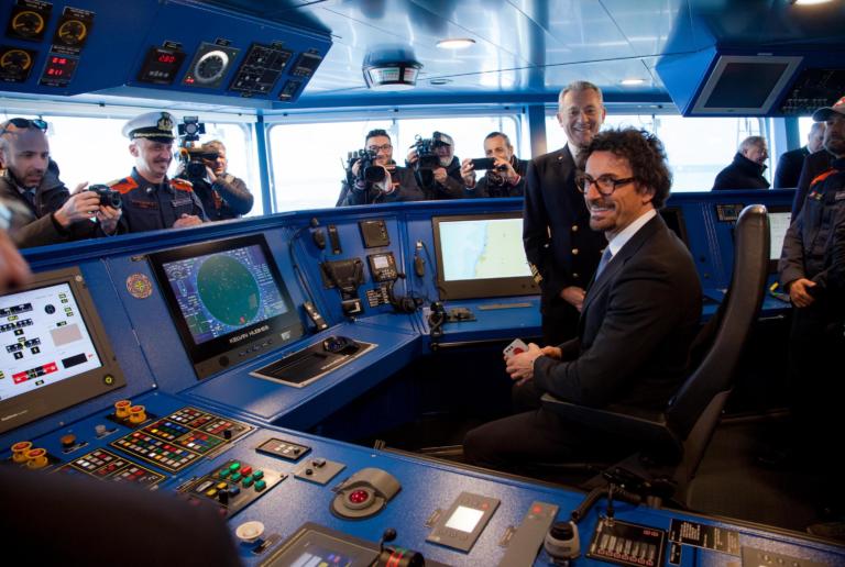 Sea Watch, Toninelli e i diversamente minorenni di 16 anni: non è vero che stanno tutti bene