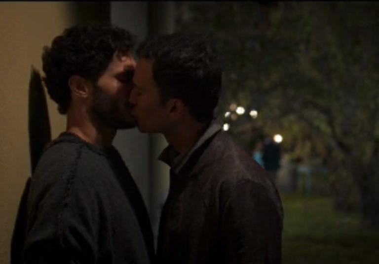 La polemica, trainata da Adinolfi, per il bacio gay nel film di Raiuno «Wine to love»