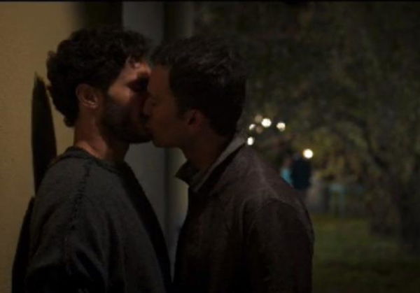 La polemica, trainata da Adinolfi, per il bacio gay nel film di Raiuno «Wine to love»