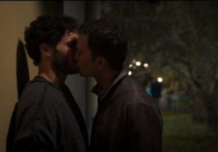 La polemica, trainata da Adinolfi, per il bacio gay nel film di Raiuno «Wine to love» article-post
