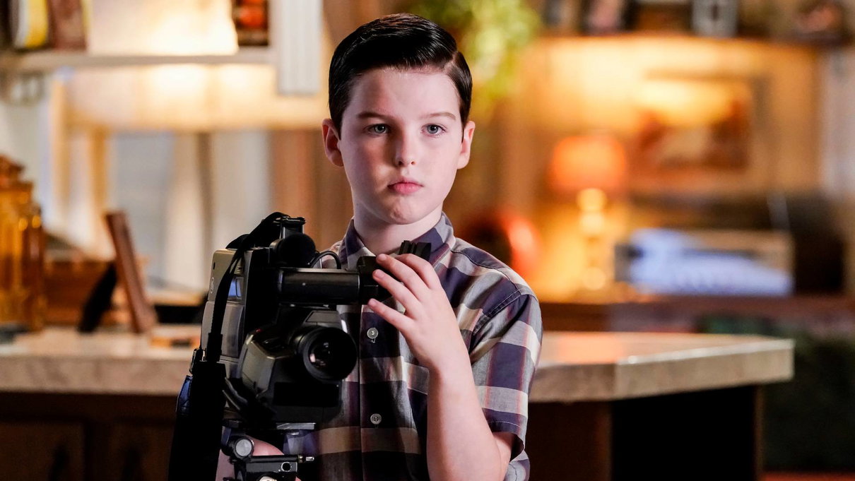 Young Sheldon 2×11: recensione “A Race of Superhumans and a Letter to Alf” article-post