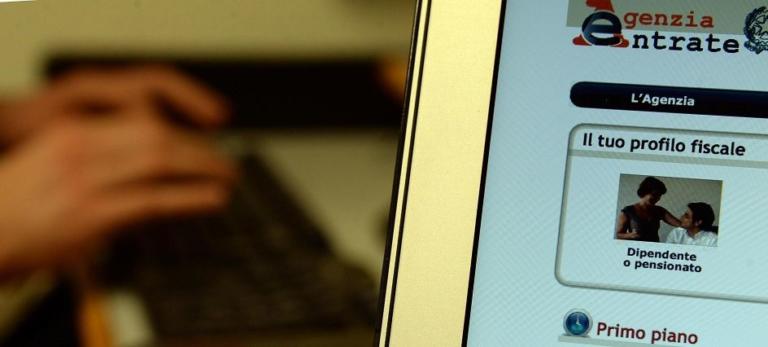 «Ho il mal di testa»: il disagio per la fatturazione elettronica corre sui social