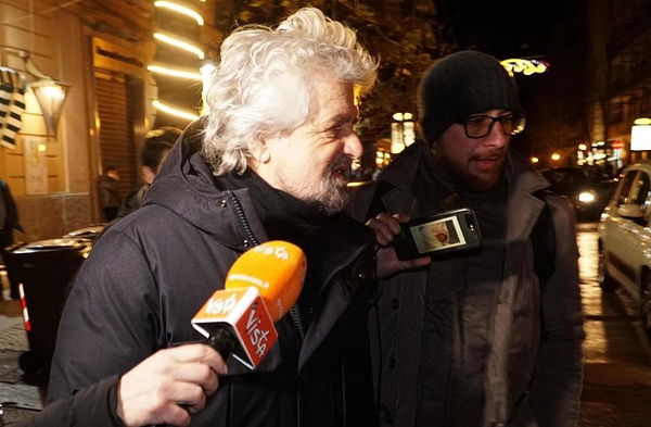 Beppe Grillo parla a Oxford Union, ma i giornalisti non possono entrare
