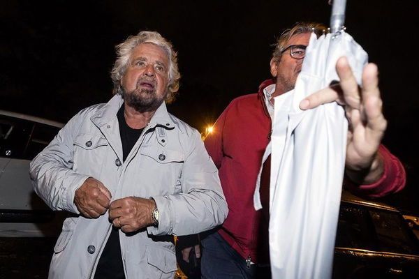 Beppe Grillo contestato a Oxford Union su Aids e vaccini