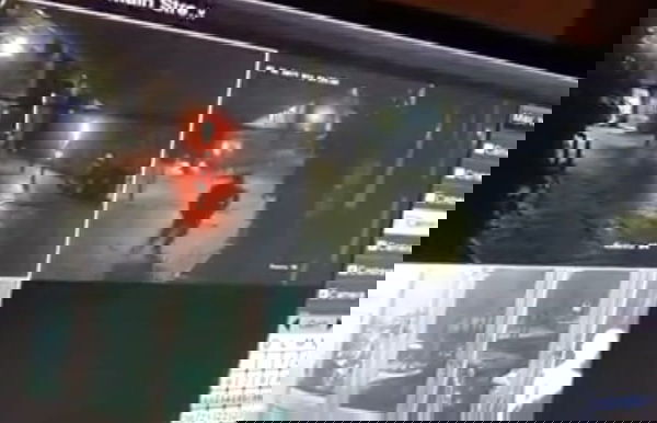 Il video della bomba piazzata davanti a Sorbillo: solo un uomo fugge via | VIDEO