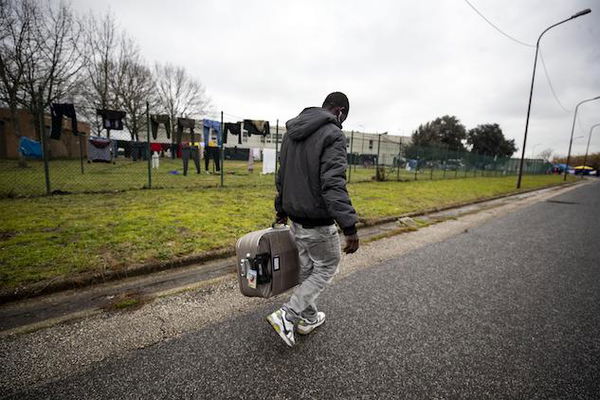 Blitz al CARA di Castelnuovo di Porto: richiedenti asilo in mezzo a una strada per colpa del dl sicurezza