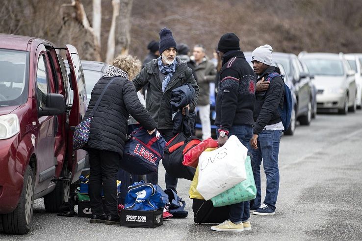 Il gesto straordinario a Castelnuovo: gli abitanti accolgono le famiglie di migranti con bimbi