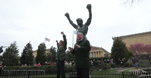 Creed 2: Sylvester Stallone visita la statua di Rocky a Philadelphia | VIDEO