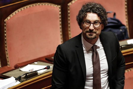 Toninelli mostra i muscoli: «Se non c’ero io la Lega sui migranti non faceva nulla» article-post