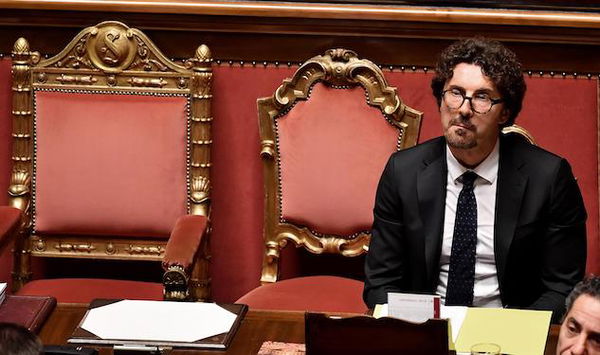 «Porti italiani mai chiusi», e Toninelli fa scattare la censura