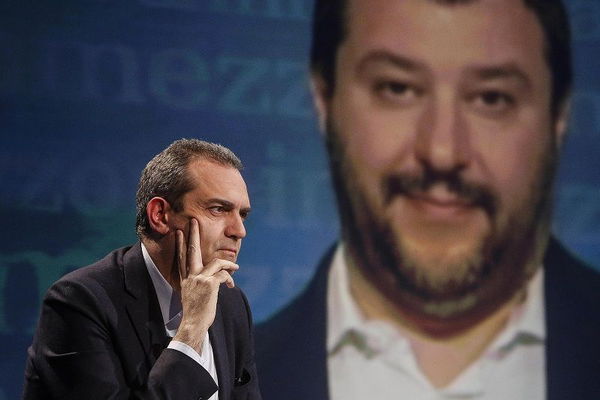 De Magistris non arretra: «Il traditore è Salvini, dovrebbe dimettersi»