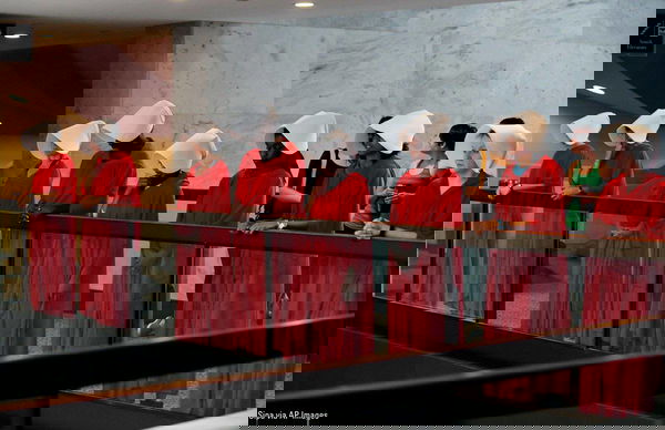 The Handmaid’s Tale: La divisa delle ancelle come simbolo di protesta contro Brett Kavanaugh