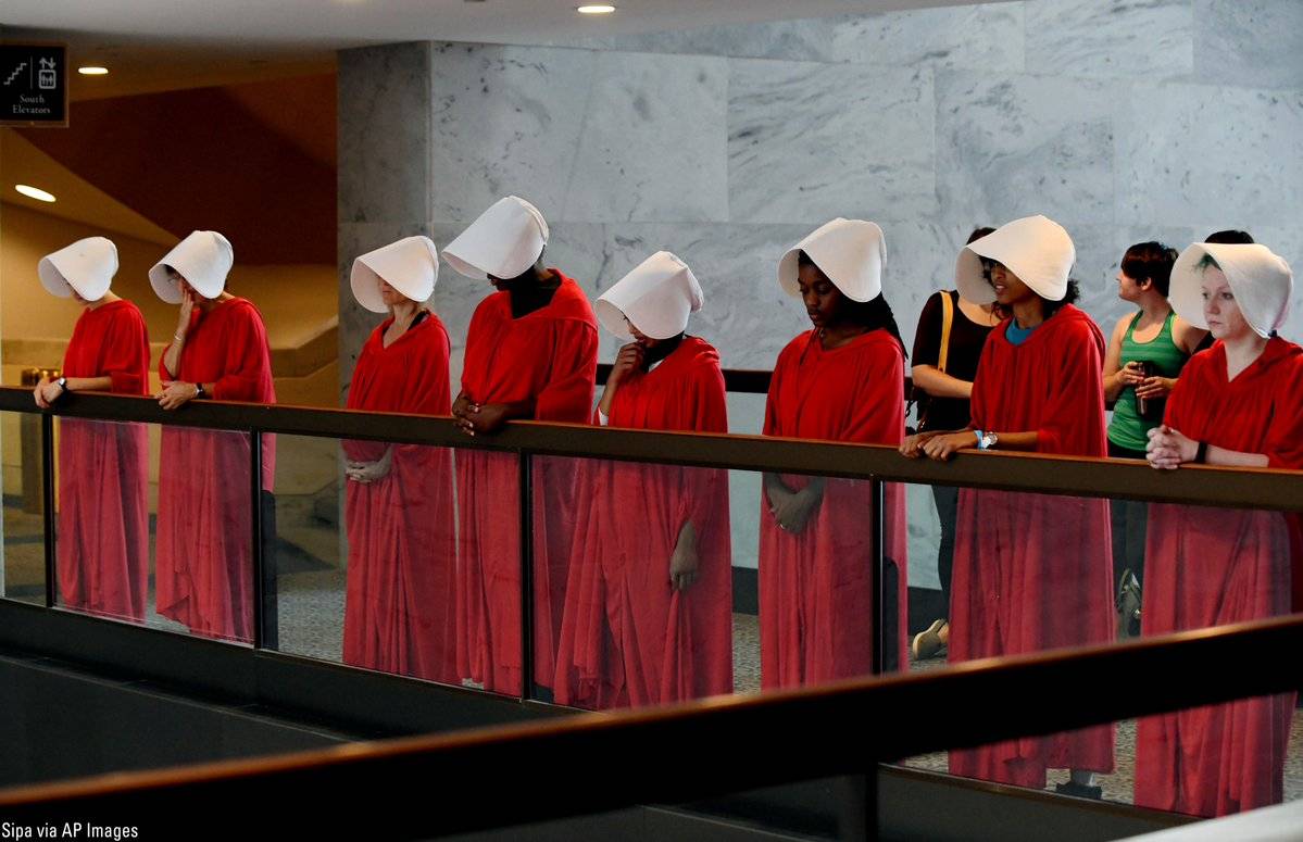 The Handmaid’s Tale: La divisa delle ancelle come simbolo di protesta contro Brett Kavanaugh article-post