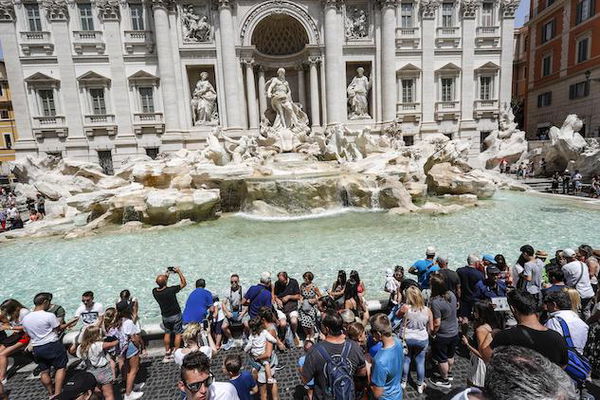 Virginia Raggi, dietrofront sulle monetine della fontana di Trevi: «Restano alla Caritas»