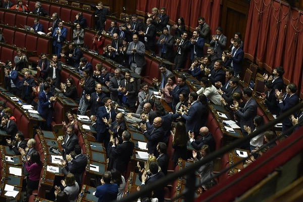 «Quella deputata M5S lavora grazie al padre». La vicenda arriva in Parlamento