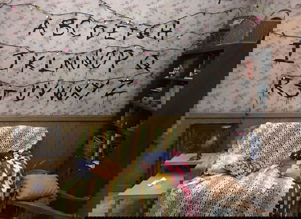 Stranger Things: guarda i ragazzi attraversare la Hollywood Horror Night